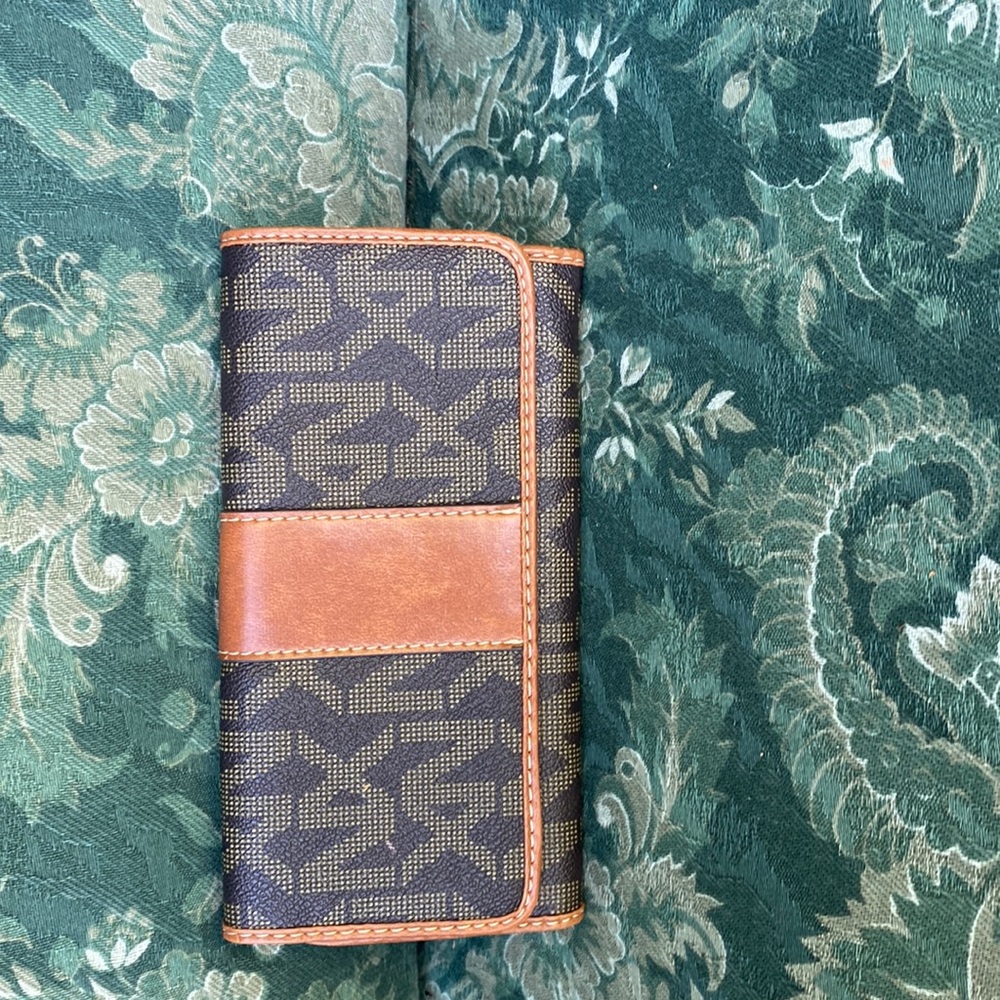 This is an off brand wallet it’s an awesome condition